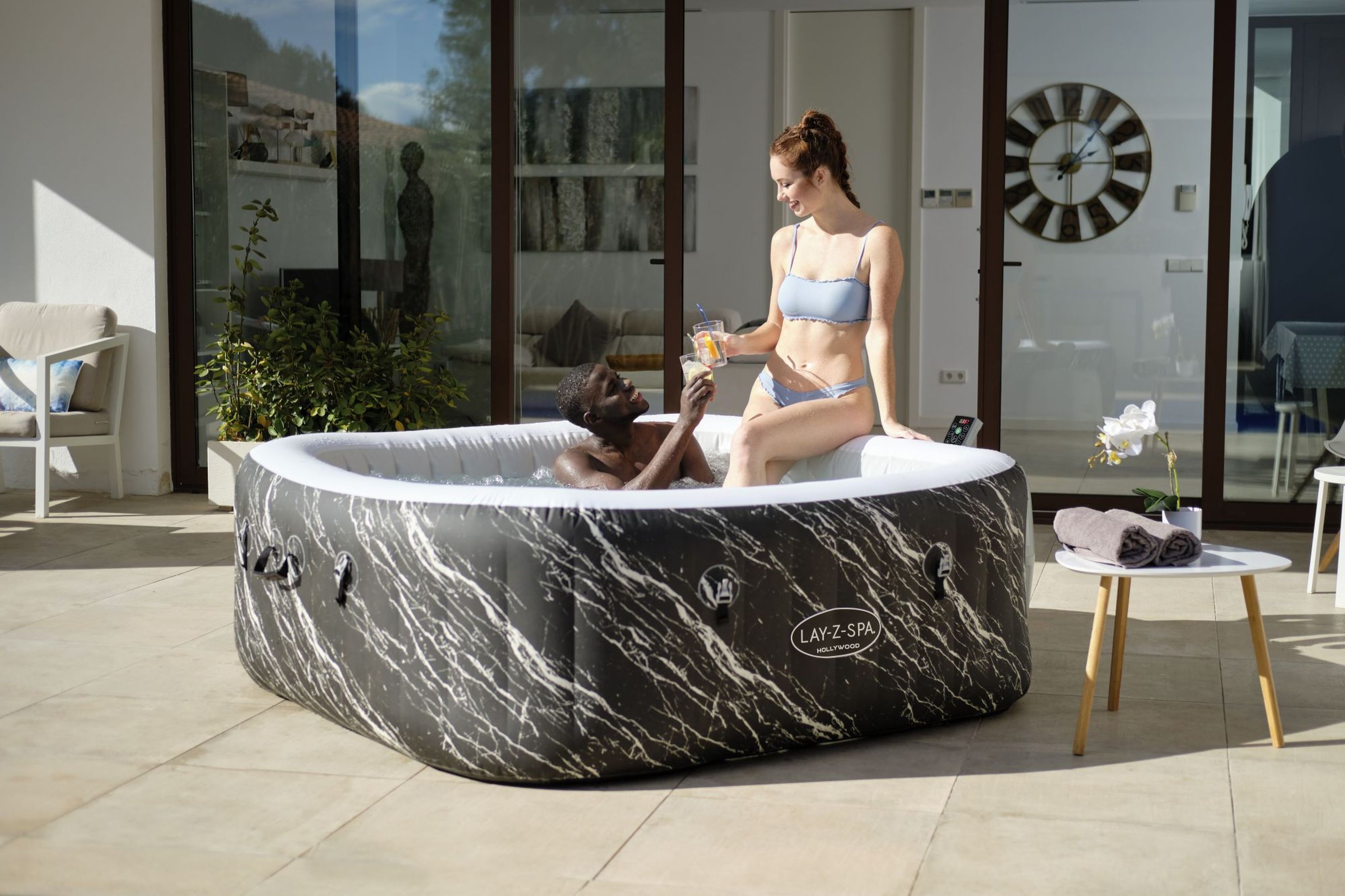 Bestway LAY-Z-SPA Hollywood AirJet LED-Whirlpool für 6 Personen Bestway LAY-Z-SPA Hollywood AirJet LED-Whirlpool für 6 Personen