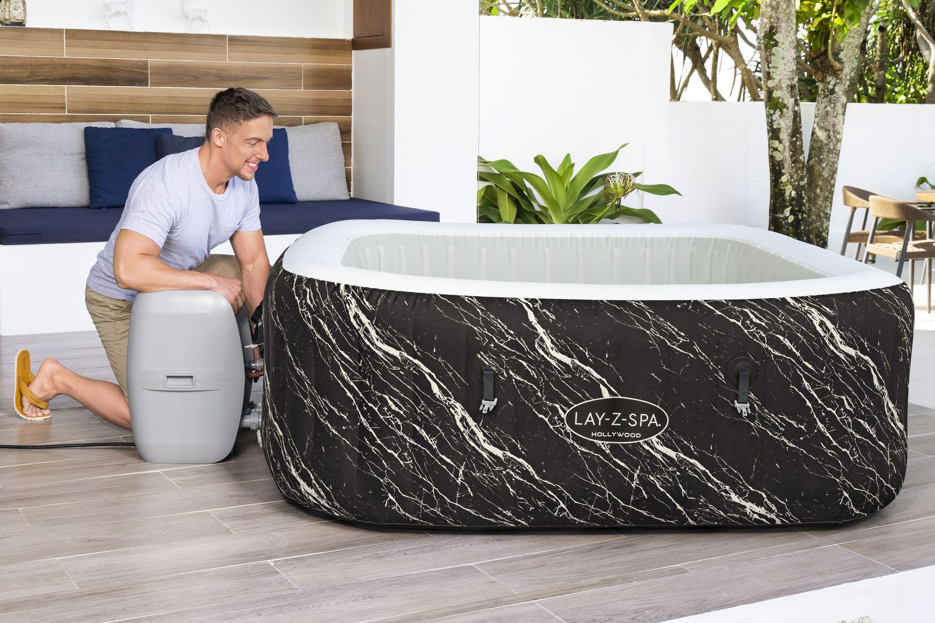 Bestway LAY-Z-SPA Hollywood AirJet LED-Whirlpool für 6 Personen Bestway LAY-Z-SPA Hollywood AirJet LED-Whirlpool für 6 Personen