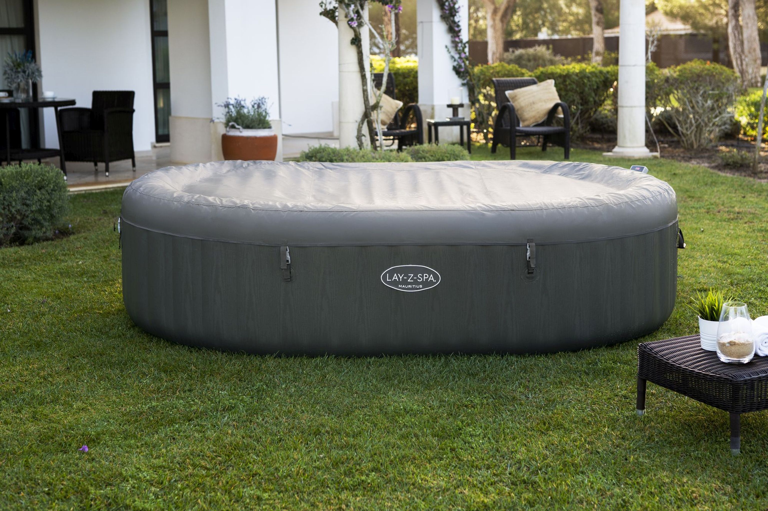 LAY-Z-SPA Mauritius AirJet XXL-Whirlpool für 7 Personen LAY-Z-SPA Mauritius AirJet XXL-Whirlpool für 7 Personen