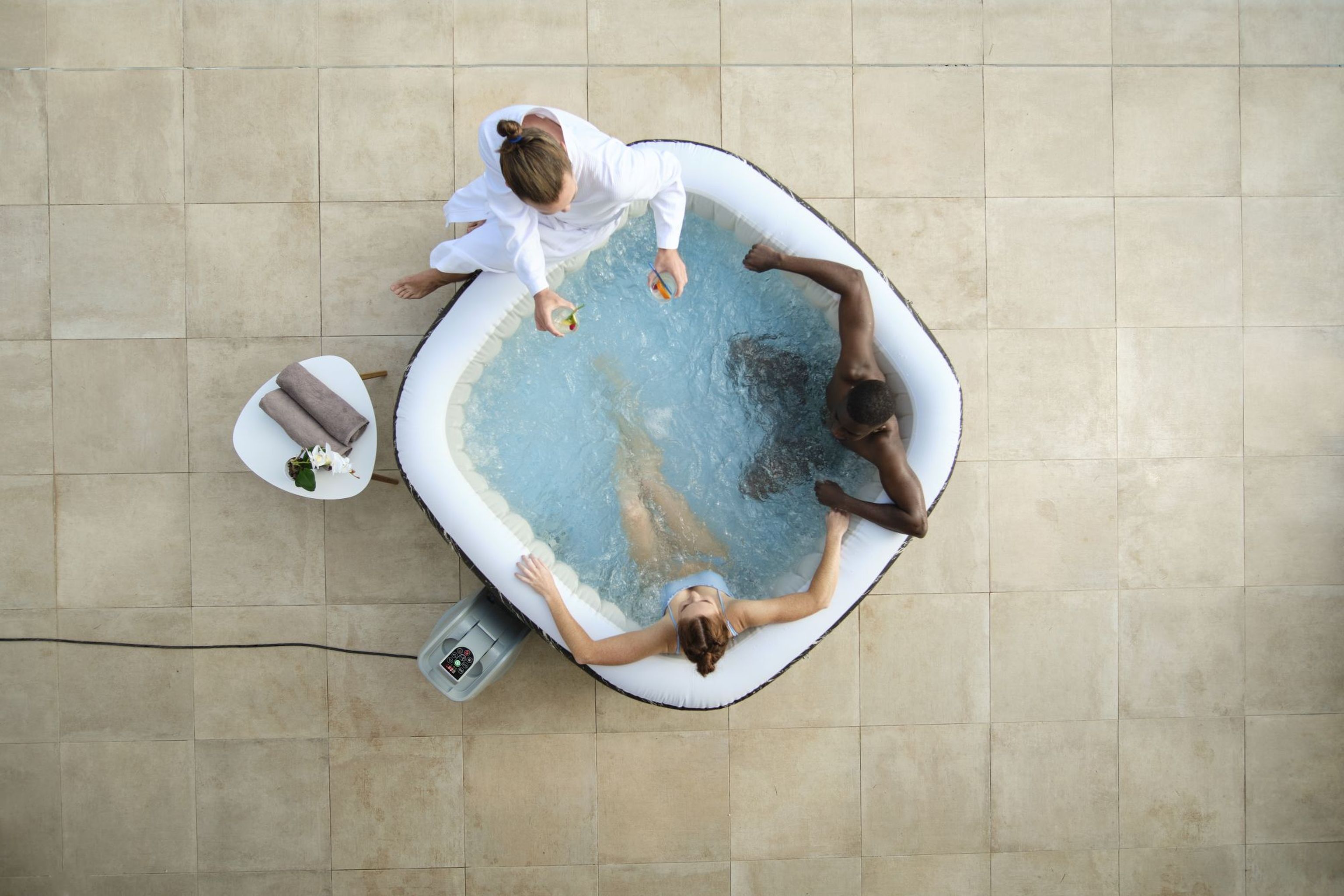 Bestway LAY-Z-SPA Hollywood AirJet LED-Whirlpool für 6 Personen Bestway LAY-Z-SPA Hollywood AirJet LED-Whirlpool für 6 Personen
